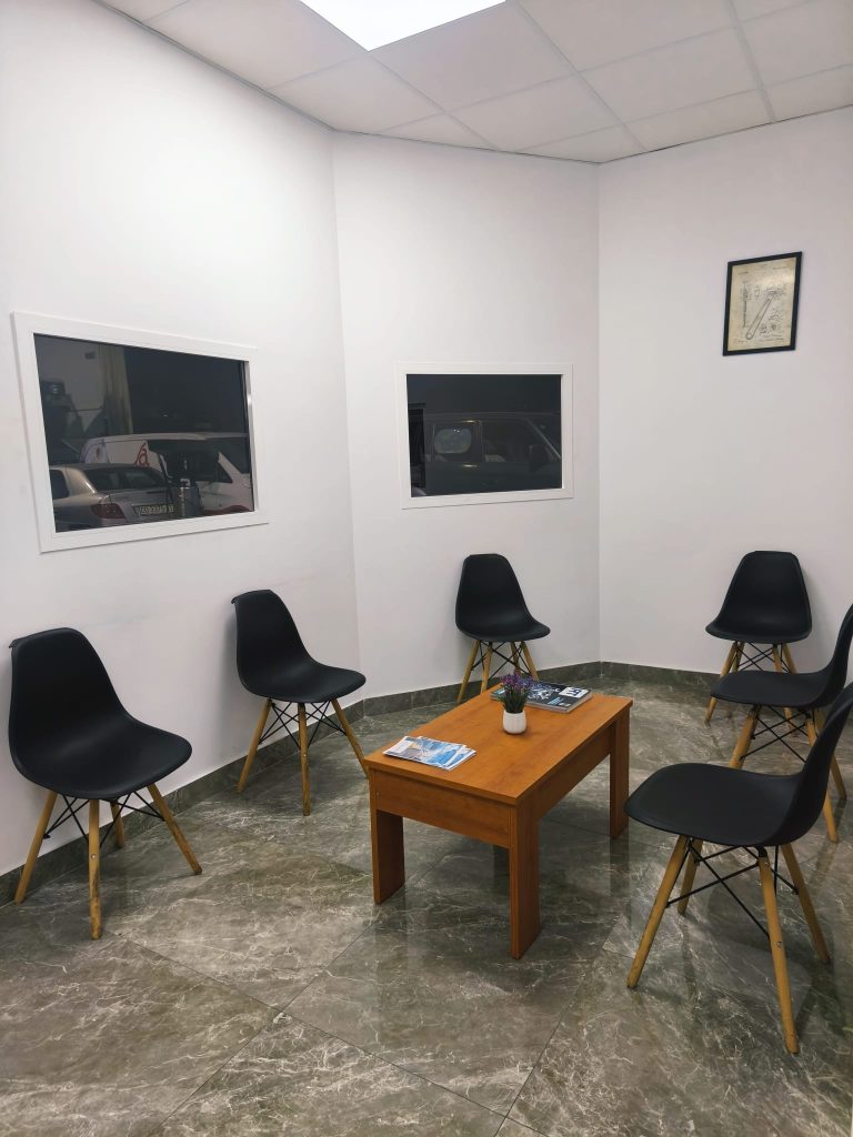 Sala de espera Jaenwagen con ventanas al taller